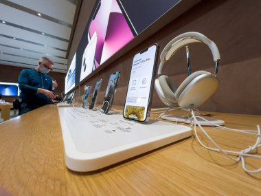 En son Apple Bilgisayarları iPhone 13 Pro ve Kulaklıklar Maksimum