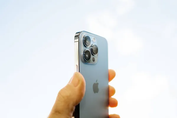 최신 애플 컴퓨터 아이폰 13 프로 프로 프로 3 개 후미 카메라 및 ID 센서의 클로즈업 — 스톡 사진