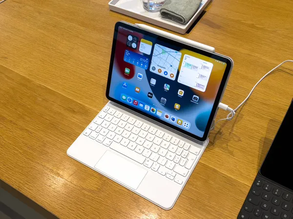 Új Apple Computers iPad mini ceruzával az oldalán elhelyezett fa padon belül Apple Store — Stock Fotó