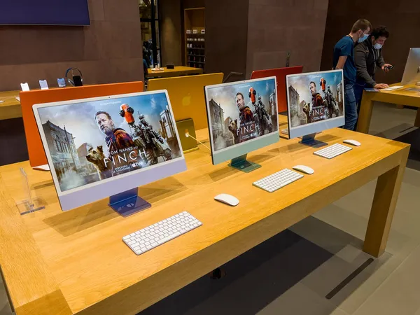 Finch Filmwerbung auf den Bildschirmen mehrerer neuester Apple iMac m1 Silicon im Apple Store ohne Kunden im Inneren — Stockfoto