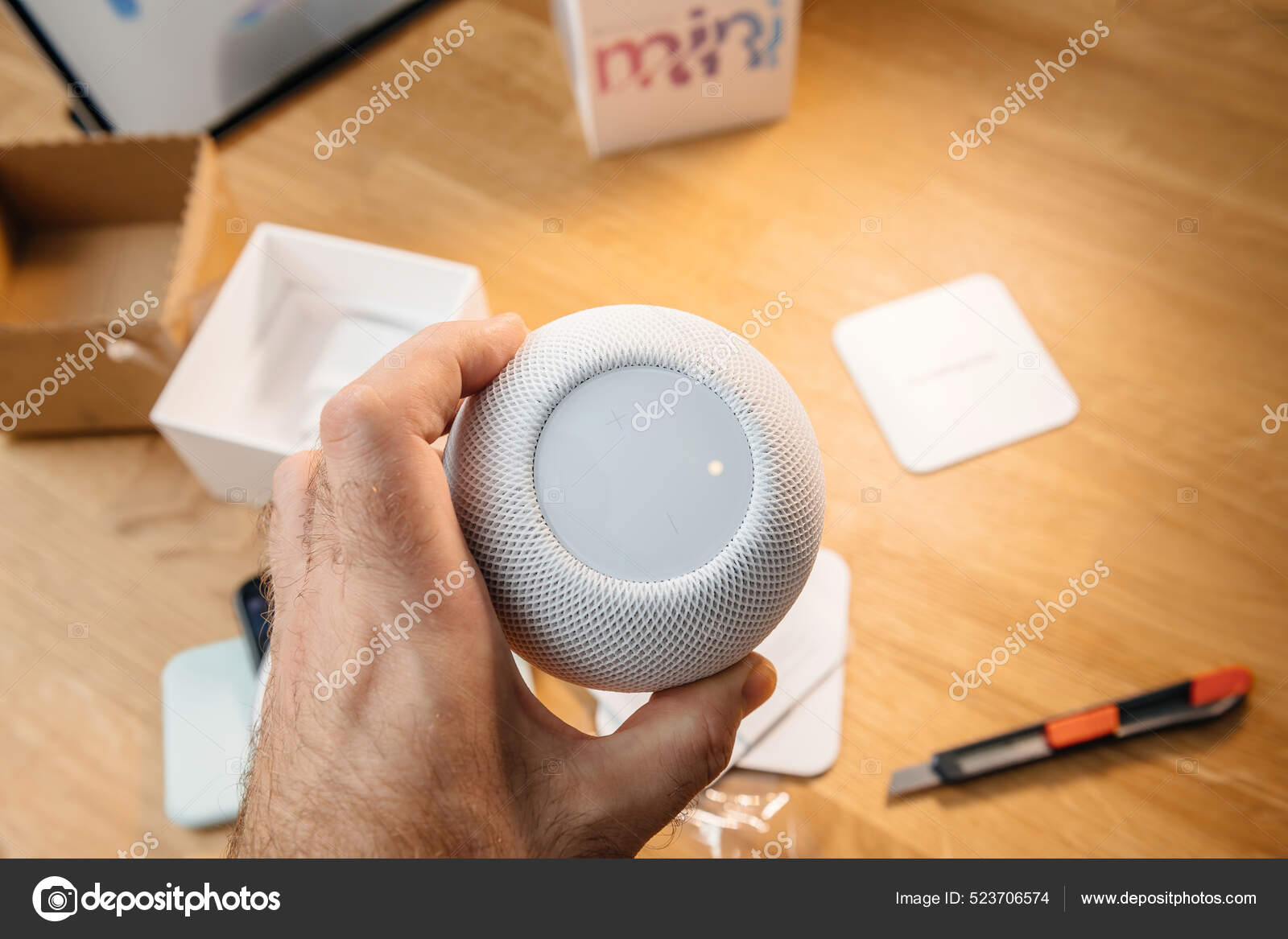 – unboxing latest ifeelstock Computers Photo Stock HomePod #523706574 Editorial Man Mini the Apple speaker smart ©