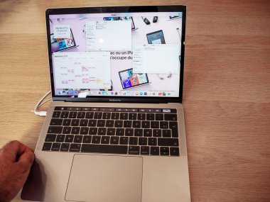 Yakın zamanda piyasaya sürülen Apple Bilgisayarları iPhone X 'inde ön görünüm