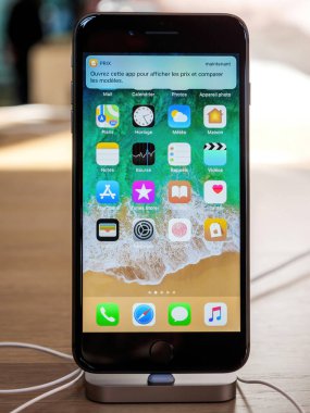 Yeni APple Bilgisayar iPhone 8 akıllı telefonu şarj etme ön görünümü