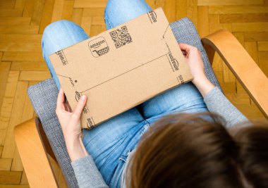 Amazon Paketi 'nin e-ticaret sipariş edilen malların internet üzerinden dağıtımı - paket üzerinde qr kodu