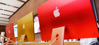 Apple 'ın yeni iMac renkli 2021 sürümlerindeki logosu Apple Bilgisayar Mağazası' ndaki kişisel bilgisayarın hepsi bir arada