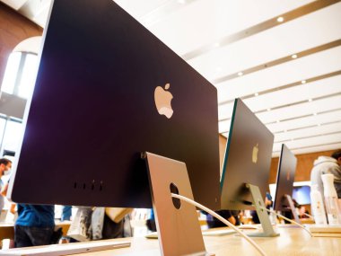 Apple Bilgisayar Mağazasında Apple logosu yeni iMac siyah 2021 sürümü hepsi bir arada
