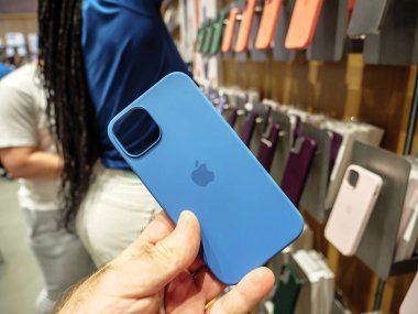 En son 5G iPhone 13, 13 Pro olarak Apple Store 'da silikon koruma çantası taşıyan POV erkek.