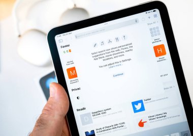 Safari internet tarayıcısı. Yeni Apple Bilgisayarları iPad mini tabletindeki yeni özellikler, öneriler ve simgeler.