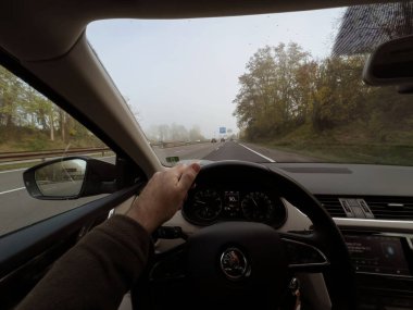 Skoda elektrikli aracında görülen araçlar ve kamyonlarla otoyoldaki araç POV 'u