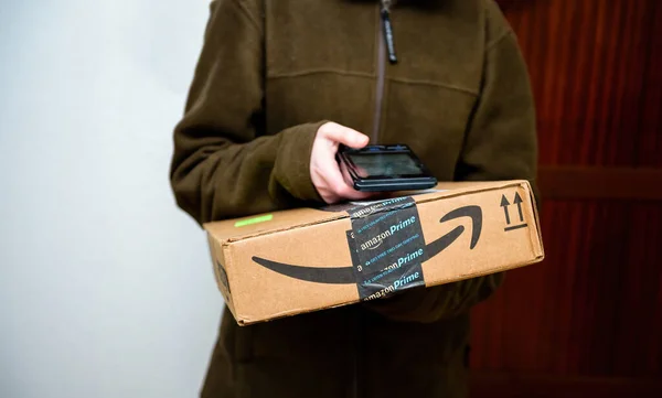 Silhouette maschile con nuova consegna pacchi Amazon Prime e apparecchiature di scansione di fronte alla porta — Foto Stock