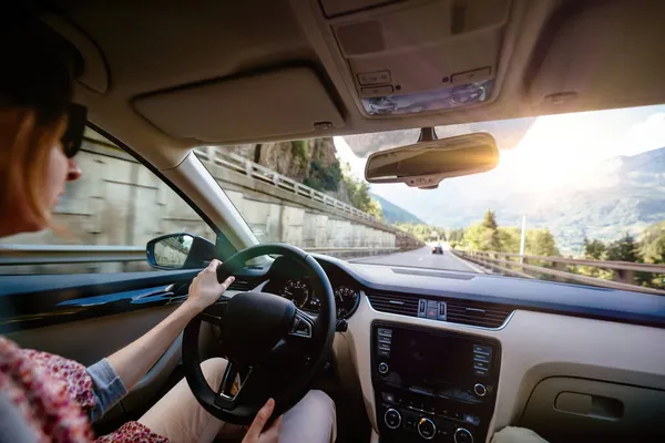 Mulher dirigindo carro de luxo na estrada difícil em montanhas francesas perto de Mont-Blanc — Fotografia de Stock