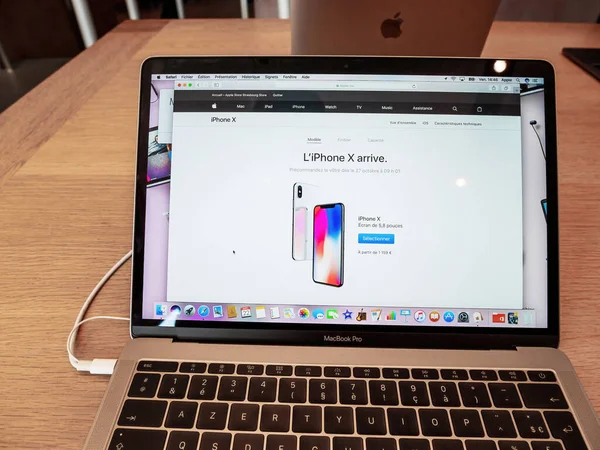 Front vy på den nyligen lanserade Apple Datorer iphone X på MacBook pro bärbar dator 15 16 tum bärbar dator, — Stockfoto