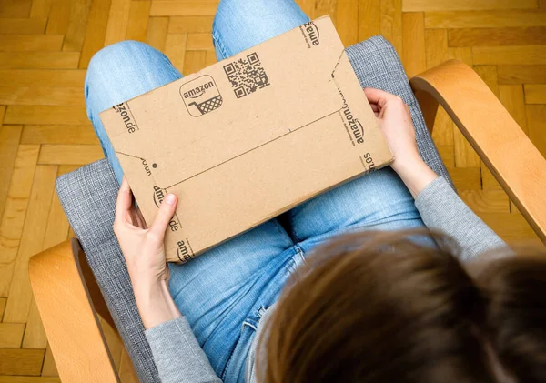 Amazon Parcel Prime entrega de servicios de comercio electrónico pedido mercancías a través de Internet - código qr en el paquete — Foto de Stock
