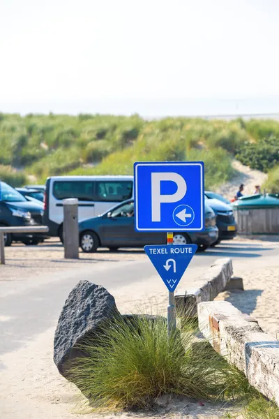 Parking sing with Dutch dunes in background in indicator direct ot Texel Route — Stock Photo, Image