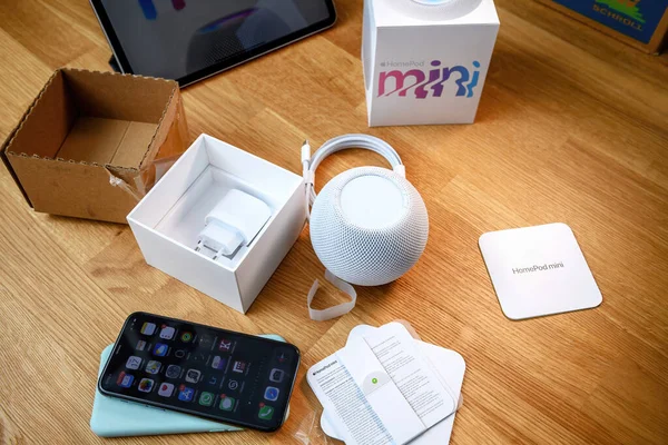 Man unboxing unpacking latest HomePod mini by Apple Computers — Stock Photo, Image