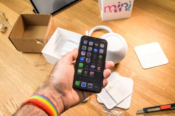 Mann packt neuesten HomePod mini von Apple aus — Stockfoto