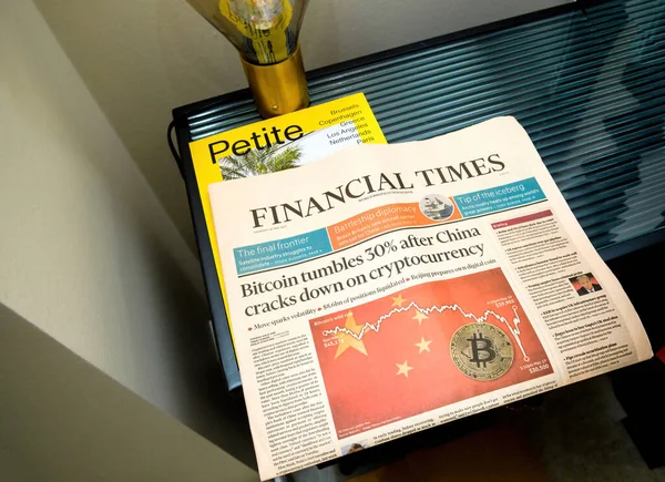 Bitcoin reportando el periódico Financial Times con noticias de última hora — Foto de Stock