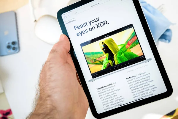 Nya Apple Computers ipad Mini 6:e generationen med webbläsare safari sida på apple.com med MacBook pro bärbar dator med M1 Pro och Mi Max och ny XDR-skärm — Stockfoto