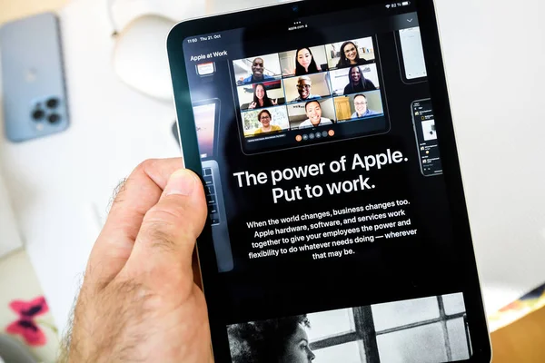 Moc Apple Computers umieścić do wiadomości pracy na stronie internetowej giganta technologicznego podczas uruchamiania notebooka MacBook pro — Zdjęcie stockowe