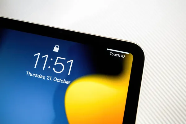 Touch ID-bericht op netvlies weergave van nieuwe iPad Mini 6e tablet - elektronische vingerafdruk herkenning functie — Stockfoto