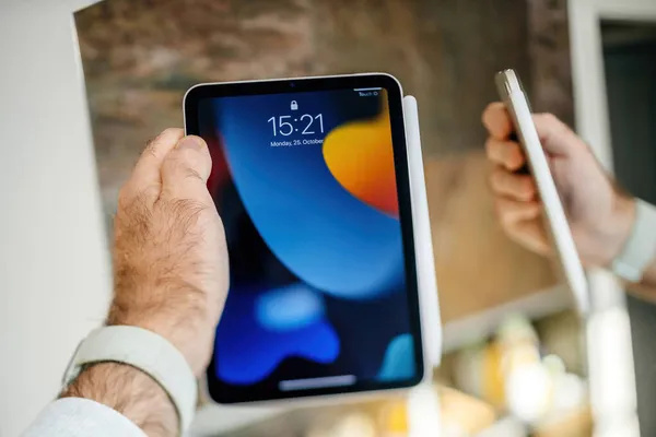 Drží Apple Computers nový iPad Mini 6th tablet s tužkou Apple - nový A15 Bionic procesor s vylepšeným výkonem CPU a směšně o 80% rychlejší pro výkon GPU — Stock fotografie