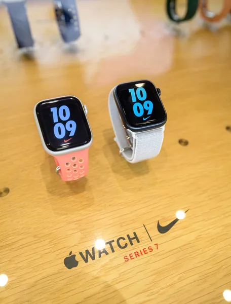 Lose-up of new wearable computer Nike Apple Watch Series 7 smartwatch displaying the interface home screen — Stock Photo, Image