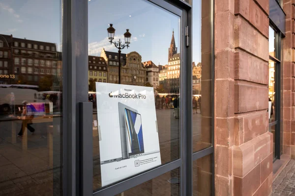 Publicidad en el escaparate de cristal de la tienda Apple para la nueva computadora portátil MacBook Pro Professional rediseñada con M1 Pro y M1 Max CPU — Foto de Stock
