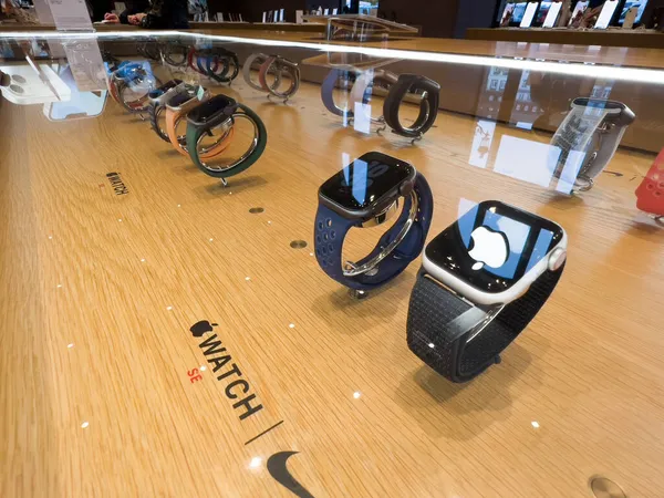 Perder-up de la nueva computadora portátil Apple Watch Series 7 SE reloj inteligente —  Fotos de Stock