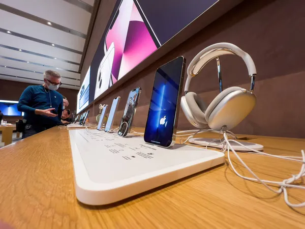 Ultiple legújabb Apple Computers iPhone 13 Pro és EarPods Max fejhallgatók — Stock Fotó