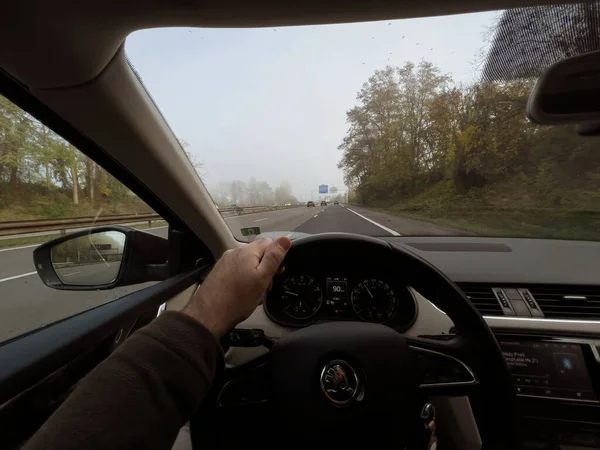 Οδηγός POV στο ρευστό αυτοκινητόδρομο οδήγηση με αυτοκίνητα και φορτηγά δει από το ηλεκτρικό όχημα Skoda — Φωτογραφία Αρχείου