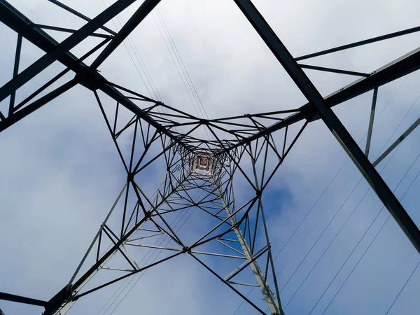 Kilátás az acélszerkezetre - nagyfeszültségű elektromos vezetékek kék ég — Stock Fotó