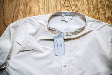 Ahşap yüzeyde yeni lüks pamuklu gömlek