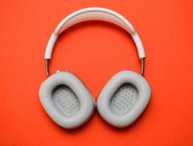 Yeni gümüş Apple Bilgisayar Airpod 'ları maksimum kulaklık. Uyarlamalı EQ, Etkin Gürültü İptal