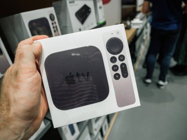 En son çıkan Apple Computers TV 4k dijital medya oynatıcısını taşıyan erkek el müşterisi paketi