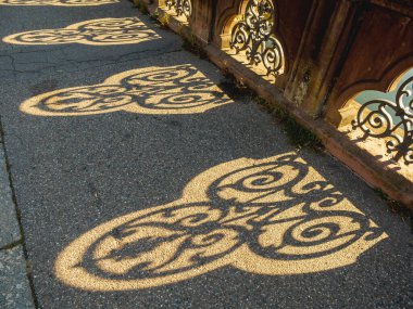 Güneş ışığı oyulmuş deliklerden geçen eski bir köprü.