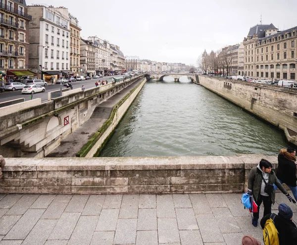 Rio Sena com grande vista sobre a cena de inverno de Paris com vista para a rua Quai Saint Michel a partir do Petit Pont — Fotografia de Stock