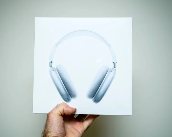 Apple Computers AirPods Max auriculares over-ear con ecualizador adaptativo, cancelación activa de ruido, chips h1 en modo de transparencia y Siri en mano masculina - objeto héroe —  Fotos de Stock