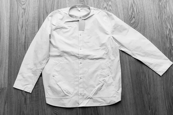 木製の表面に新しい高級綿のシャツの黒と白の画像 — ストック写真