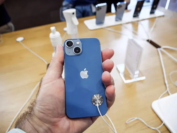 男子手握最新的苹果(Apple)电脑iPhone 13，配有双摄像机阵列 — 图库照片