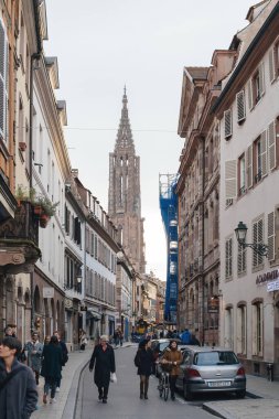 Yürüyen yayalar ve Notre-Dame ile Fransa 'nın Strasbourg şehrinin manzarası