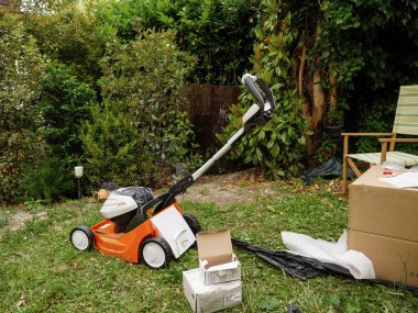 Yeni profesyonel Stihl çim biçme makinesinin bahçesinde boks yapma süreci