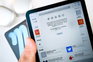 Safari internet tarayıcısı. Yeni Apple Bilgisayarları iPad mini tabletindeki yeni özellikler, öneriler ve simgeler.