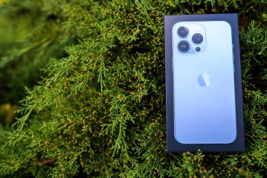 Yeni Apple Bilgisayarlarının karton kutusu iPhone 13 Pro akıllı telefon kahramanı objec