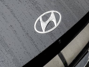 Yeni elektrikli Ioniq elektrikli arabanın kaputunda Hyundai otomobili.