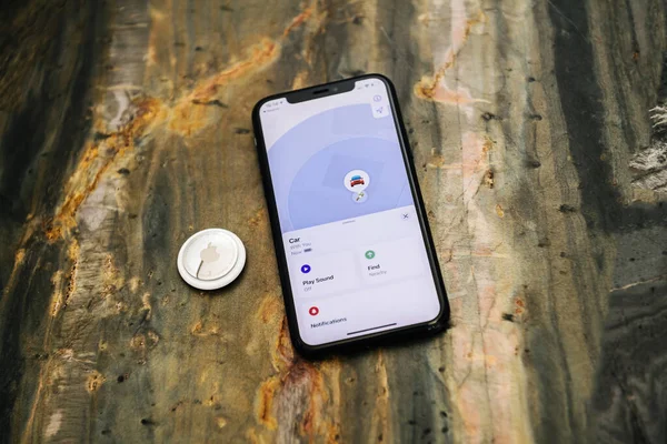 Smartphone iPhone 11 Pro avec nouvel appareil de suivi AirTag — Photo