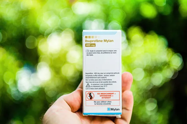 Ibuprofene Mylan 400 medicinal pills with defocused blur background — стокове фото