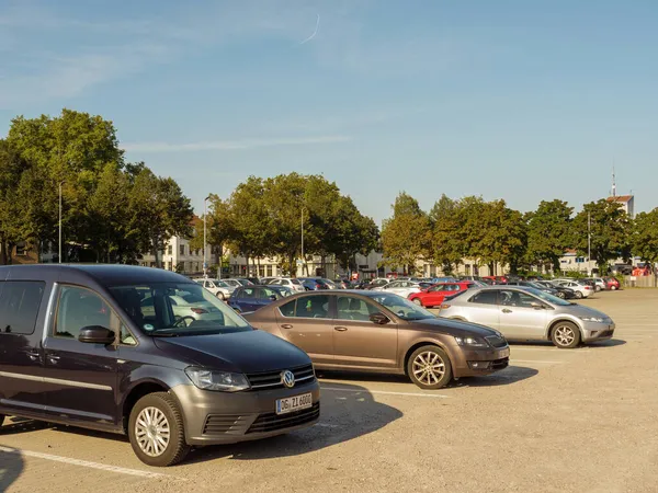 フォルクスワーゲン、シュコダ、トヨタ車でケール市内の大型駐車場 — ストック写真