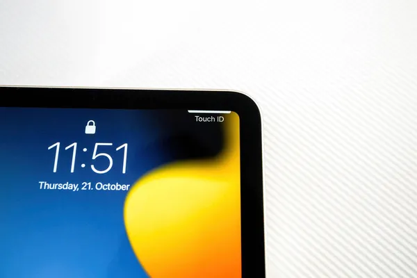 Yeni iPad Mini tabletinin retina ekranında Touch ID mesajının makro görüntüsü - elektronik parmak izi tanıma özelliği — Stok fotoğraf