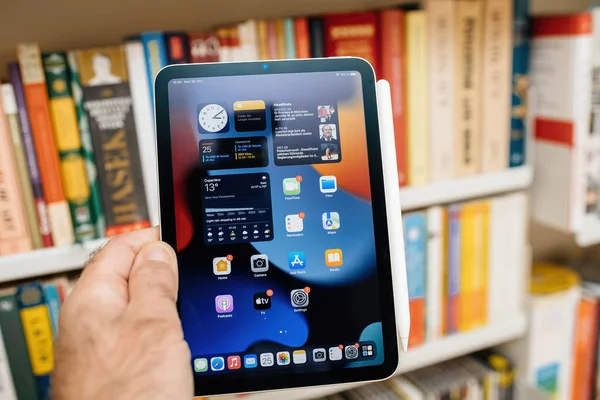 Apple Computers iPad Mini tablet ze wszystkimi aplikacjami na wyświetlaczu — Zdjęcie stockowe