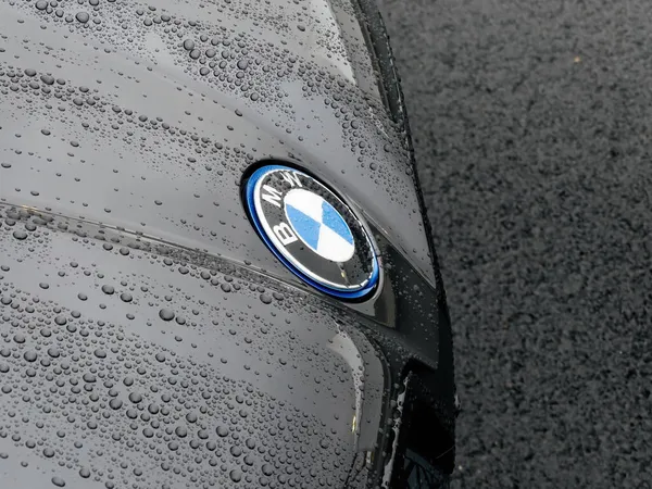 Logotipo insígnia coberta com gotas de chuva na nova BMW iX xdrive40 326 hp 100 por cento SUV elétrico — Fotografia de Stock